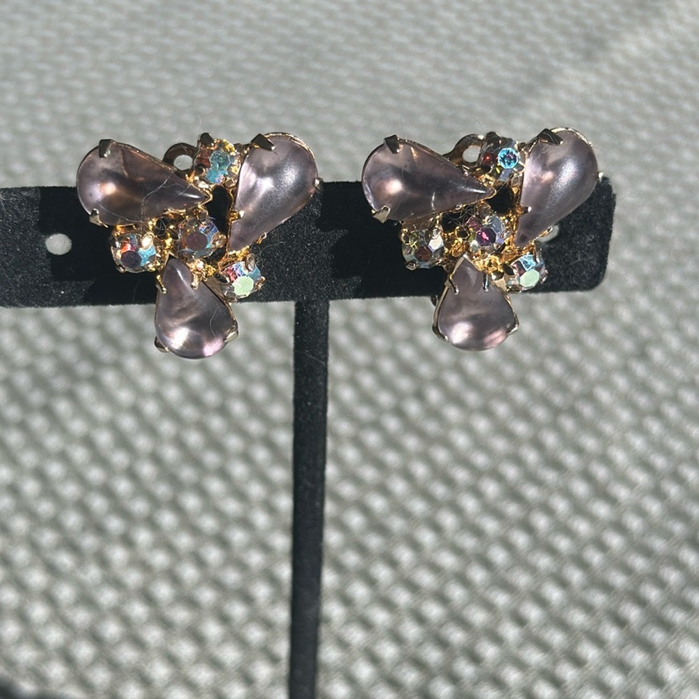Vintage Garne gold tone rhinestone clip on earrings (714)